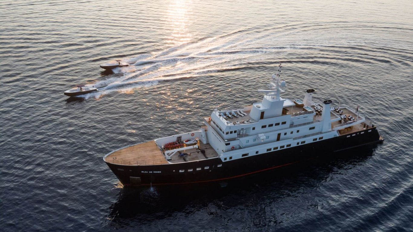 Luxury Charter Yacht BLEU DE NIMES