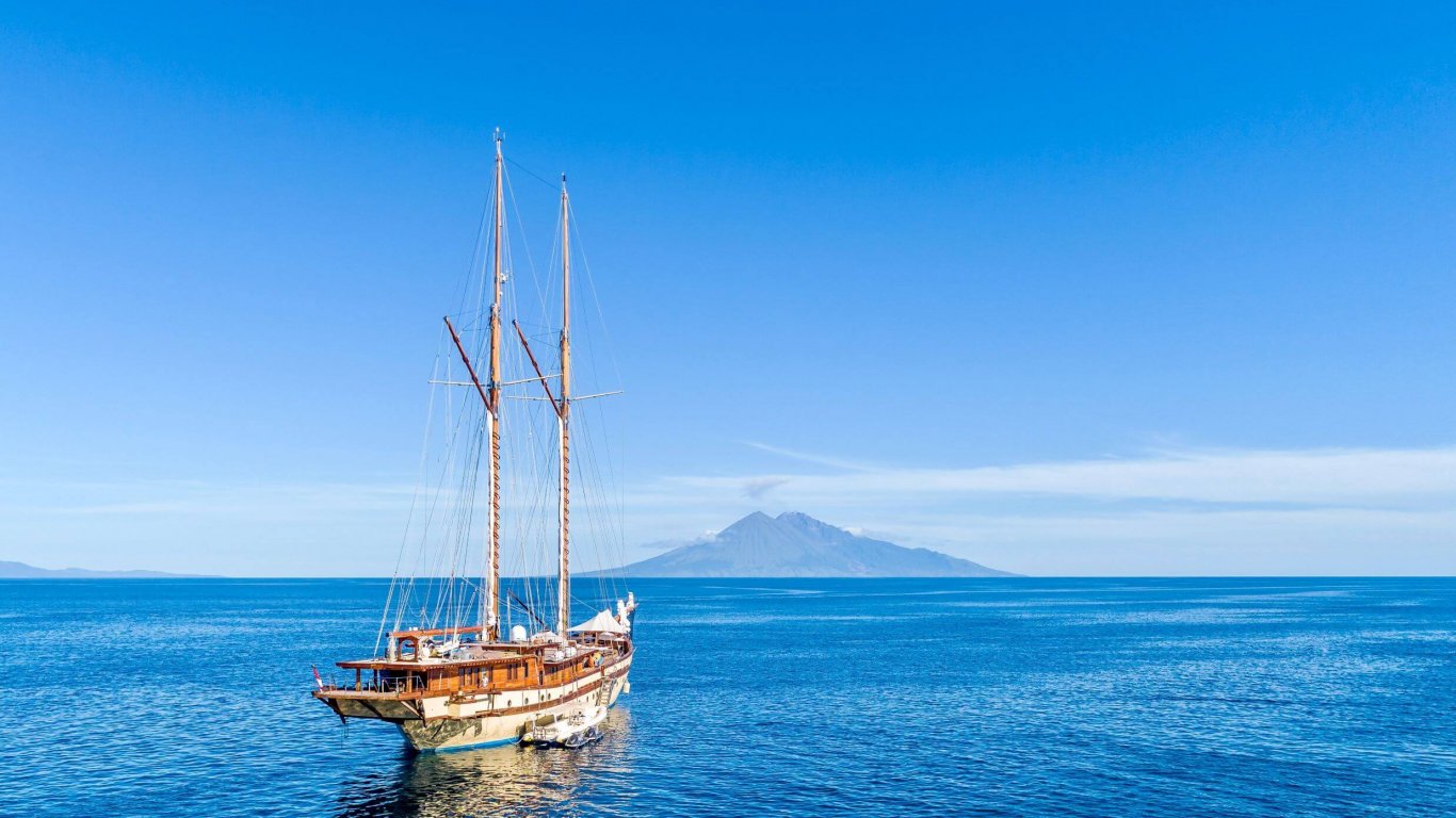 Luxury Charter Yacht LAMIMA