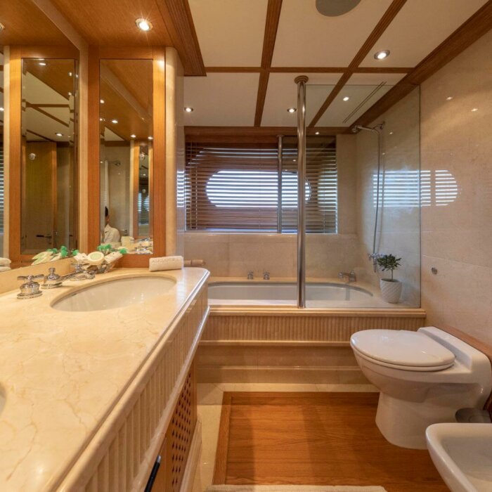 Alexandra-charter-yacht-ensuite