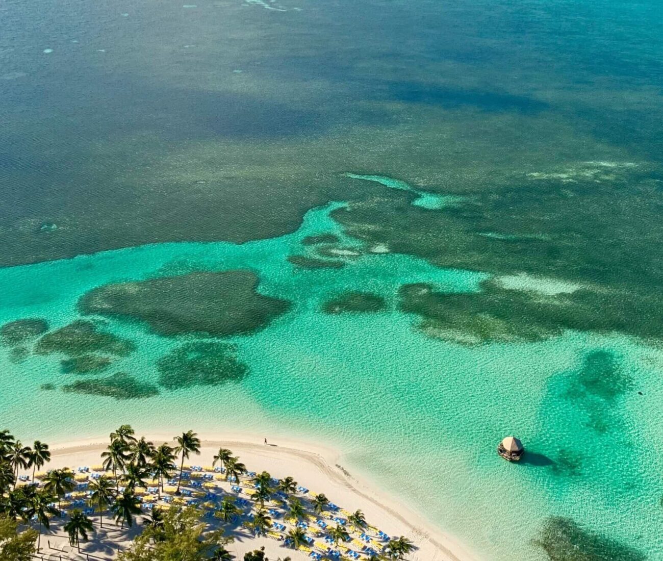 Horizon view of the ocean in the Bahamas Caribbean superyacht charter
