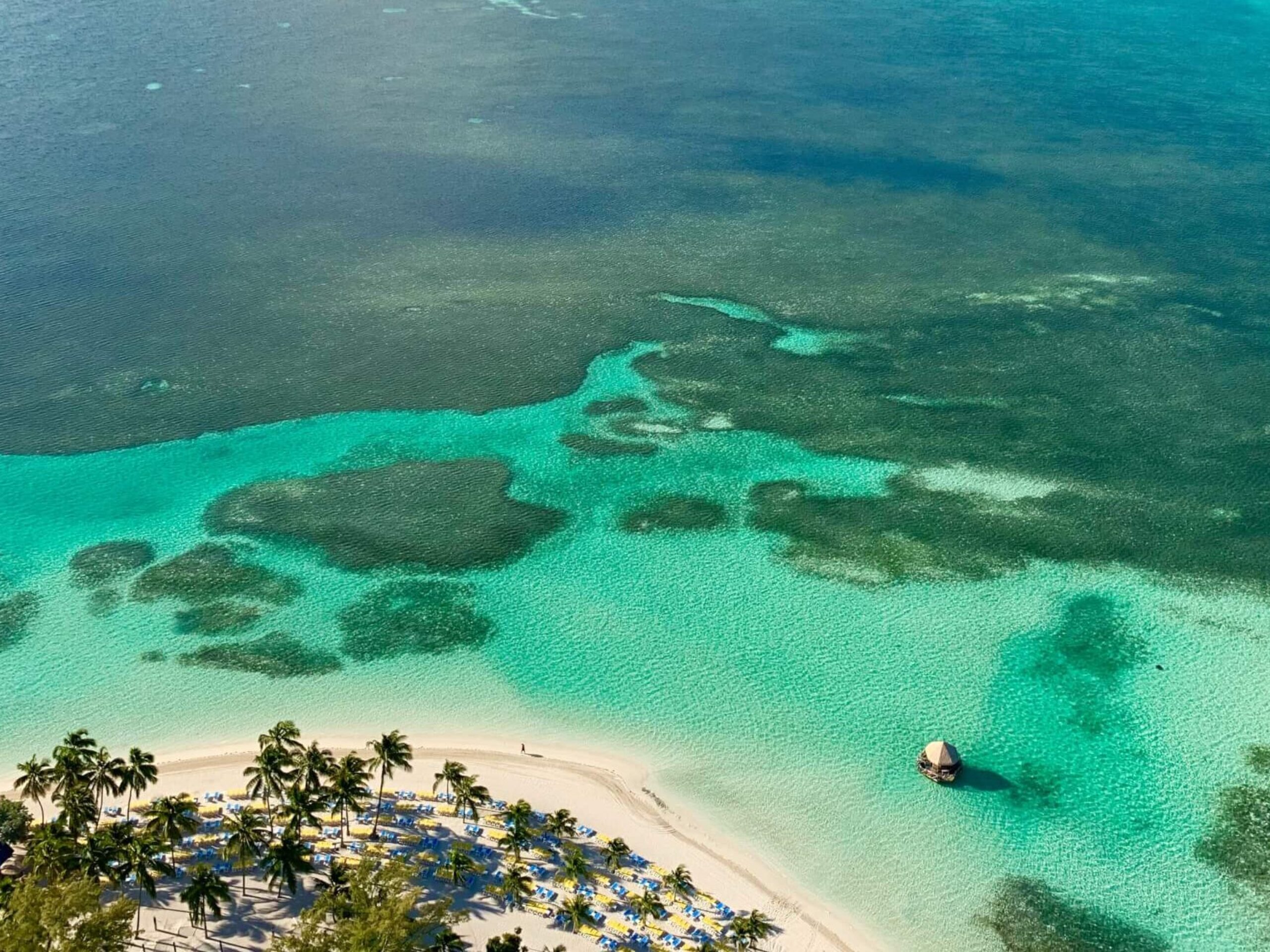 Horizon view of the ocean in the Bahamas Caribbean superyacht charter
