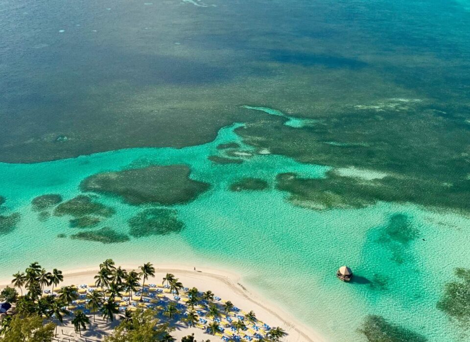 Horizon view of the ocean in the Bahamas Caribbean superyacht charter