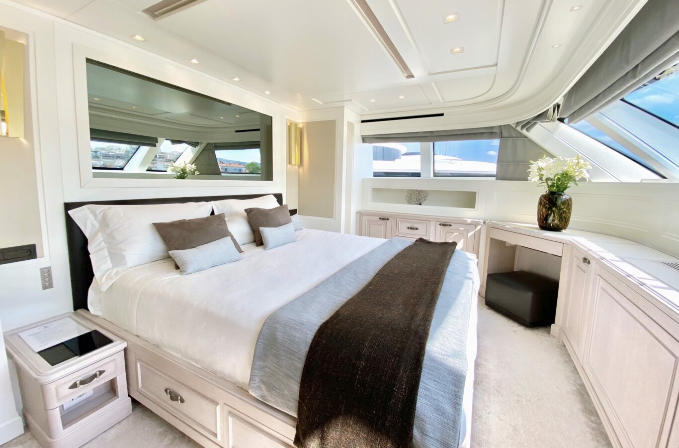 Valentina ii Superyacht master bedroom