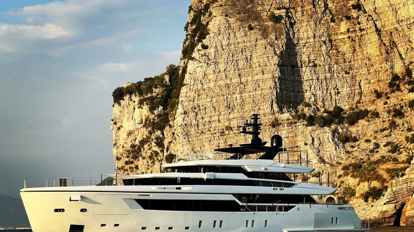 AIX superyacht side PROFILE