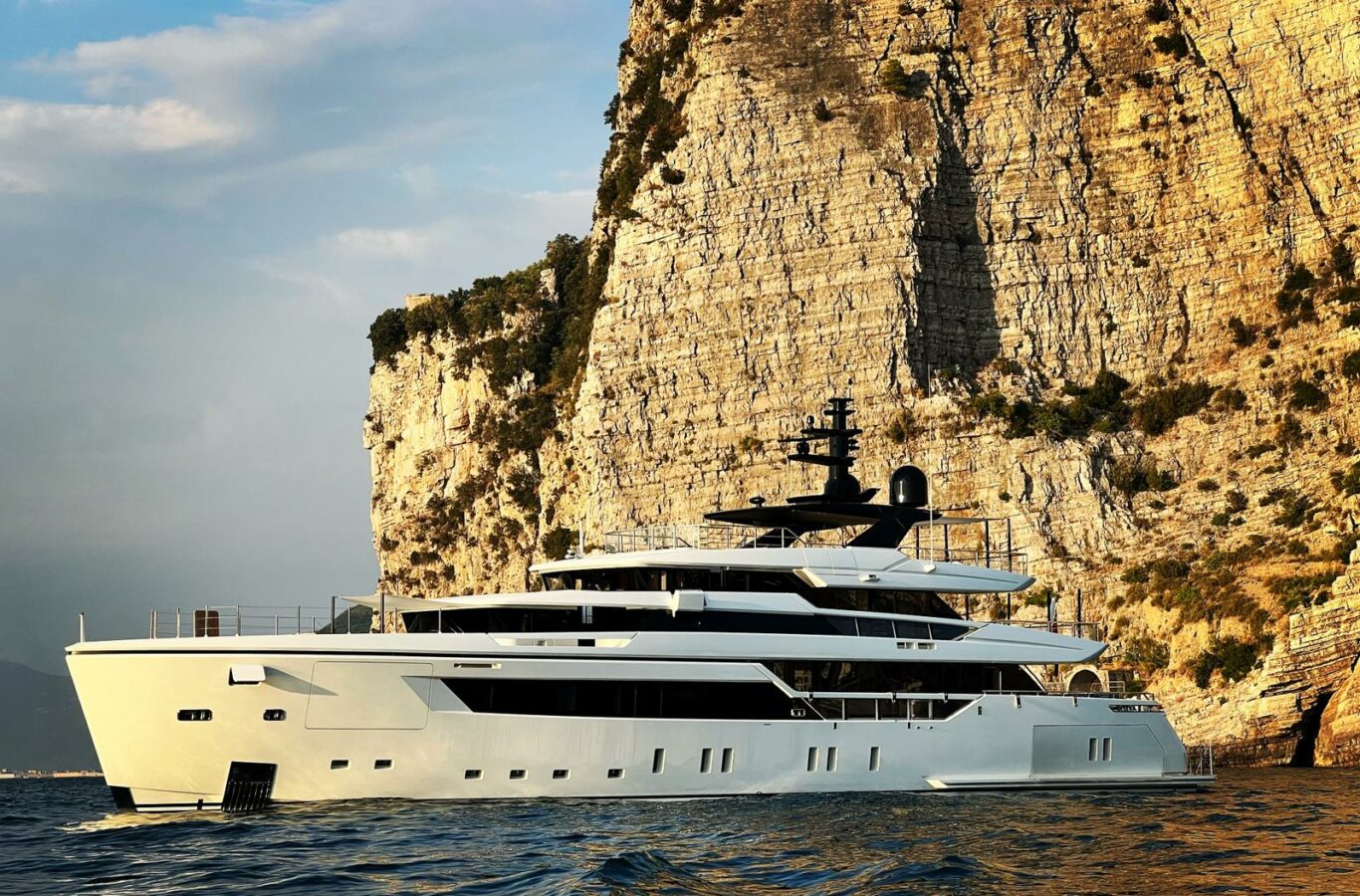 AIX superyacht side PROFILE