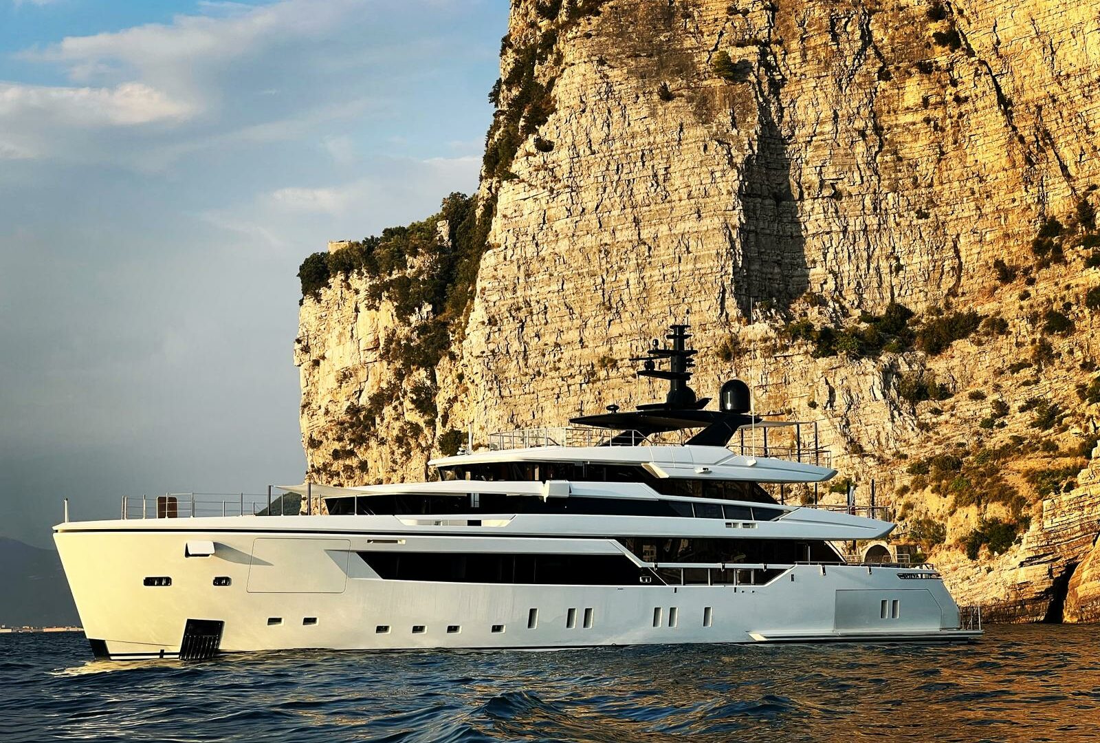 AIX superyacht side PROFILE