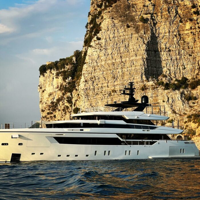 AIX superyacht side PROFILE